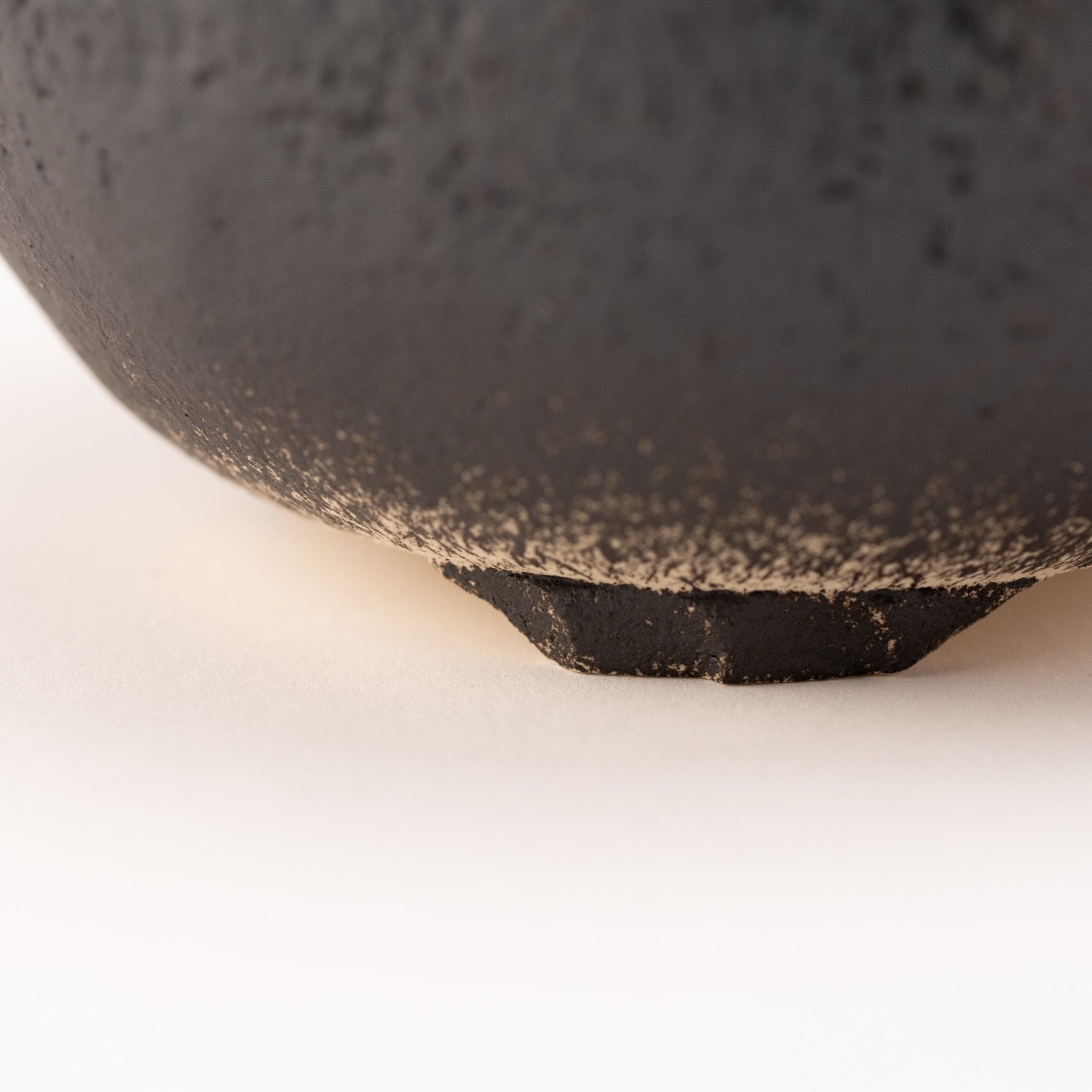 Naginowa Black round shape BANKO Ware Japanese Bonsai / wildflower pot 5.9in.